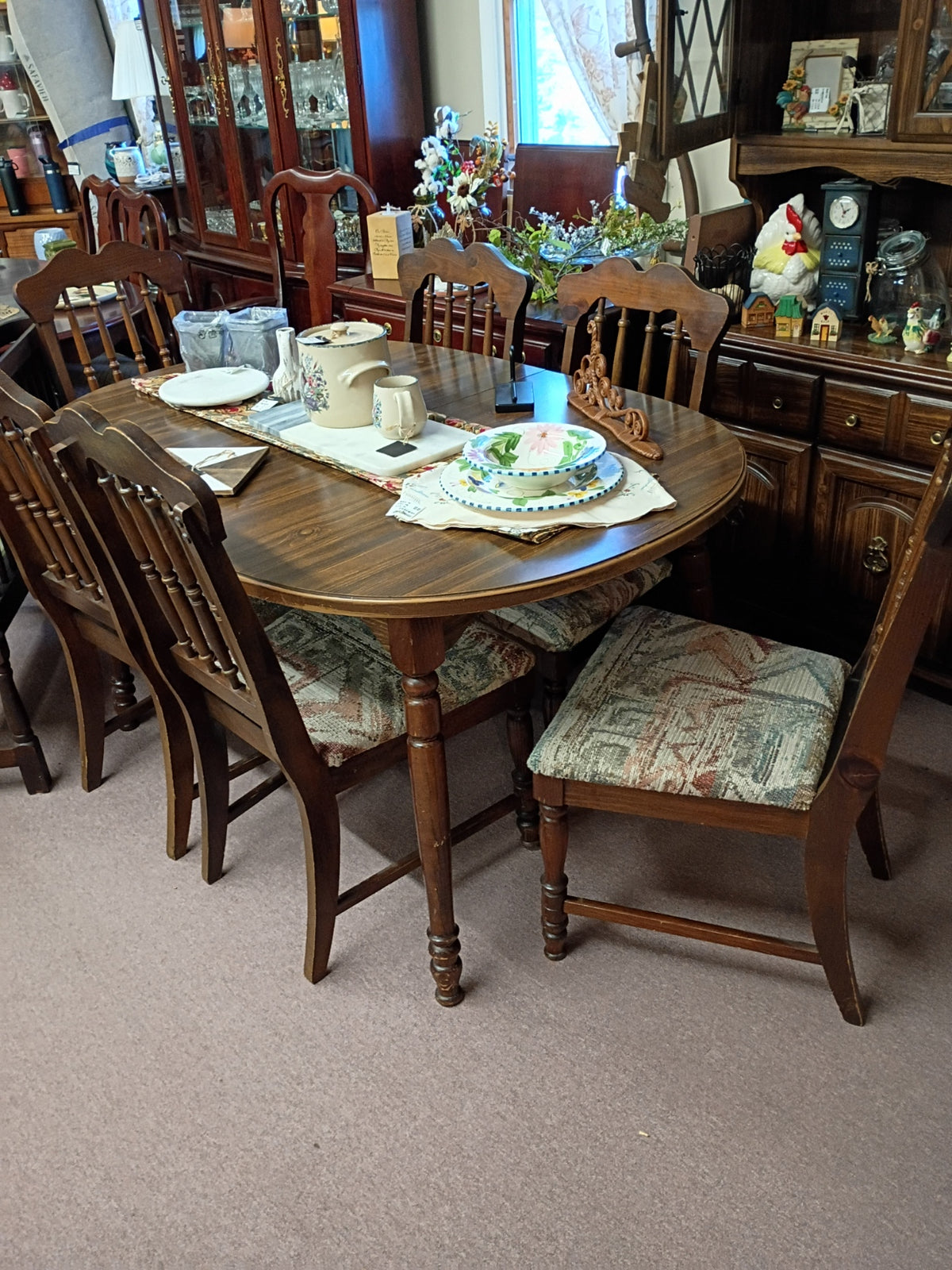 Table w/ 6 Chairs, 1 Leaf