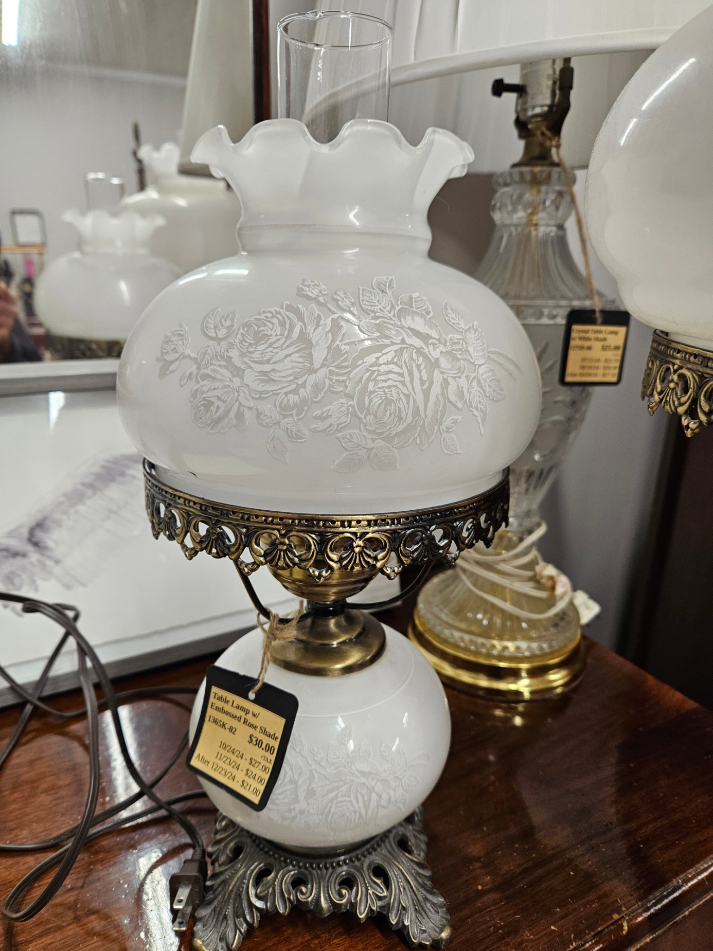 Table lamp w/Embossed shade