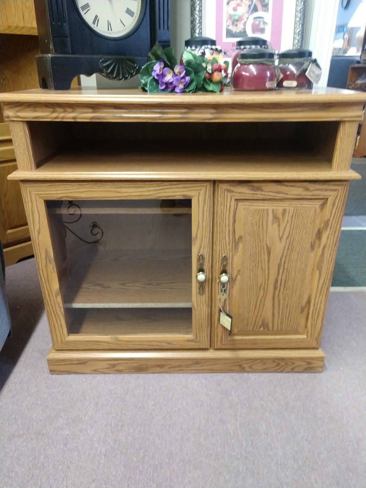 Lockabel TV Stand