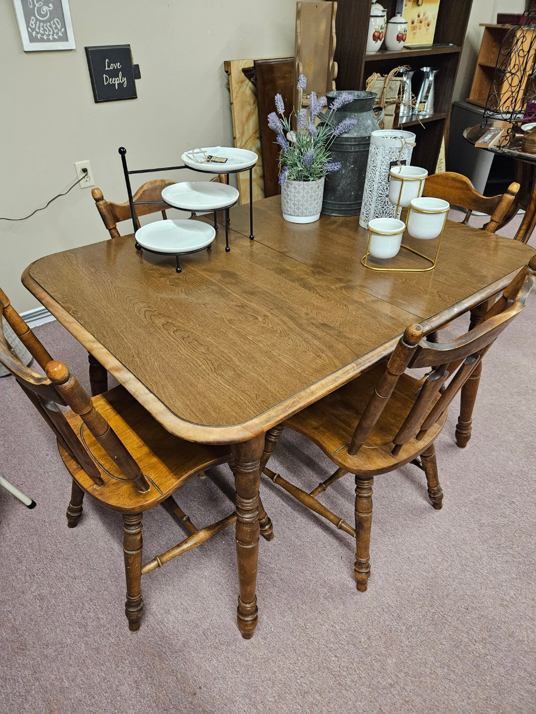 Table w/ 4 Chairs and 2 Leaves