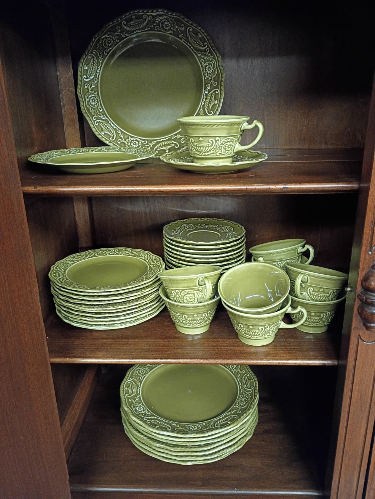 Set of 42, Green Regency Dishes