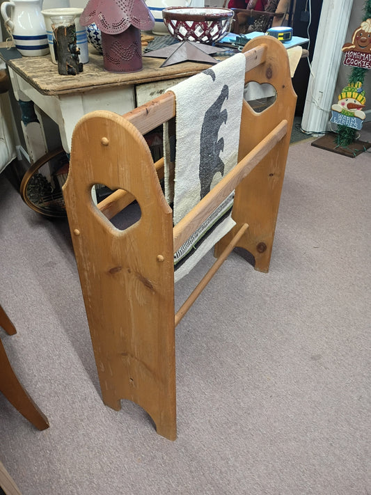 Pine Quilt Rack w/ Heart Cut Out