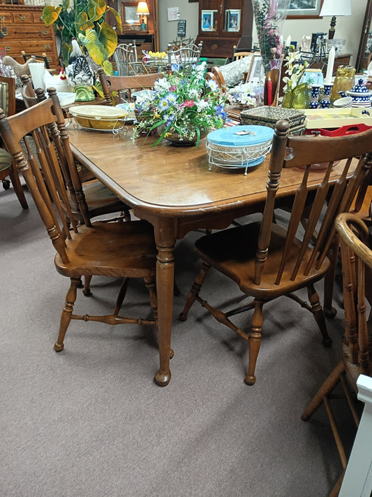 Table w/ 4 Chairs and 2 Leaves