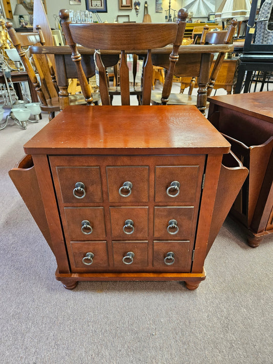 End Table w/ Magazine Holder