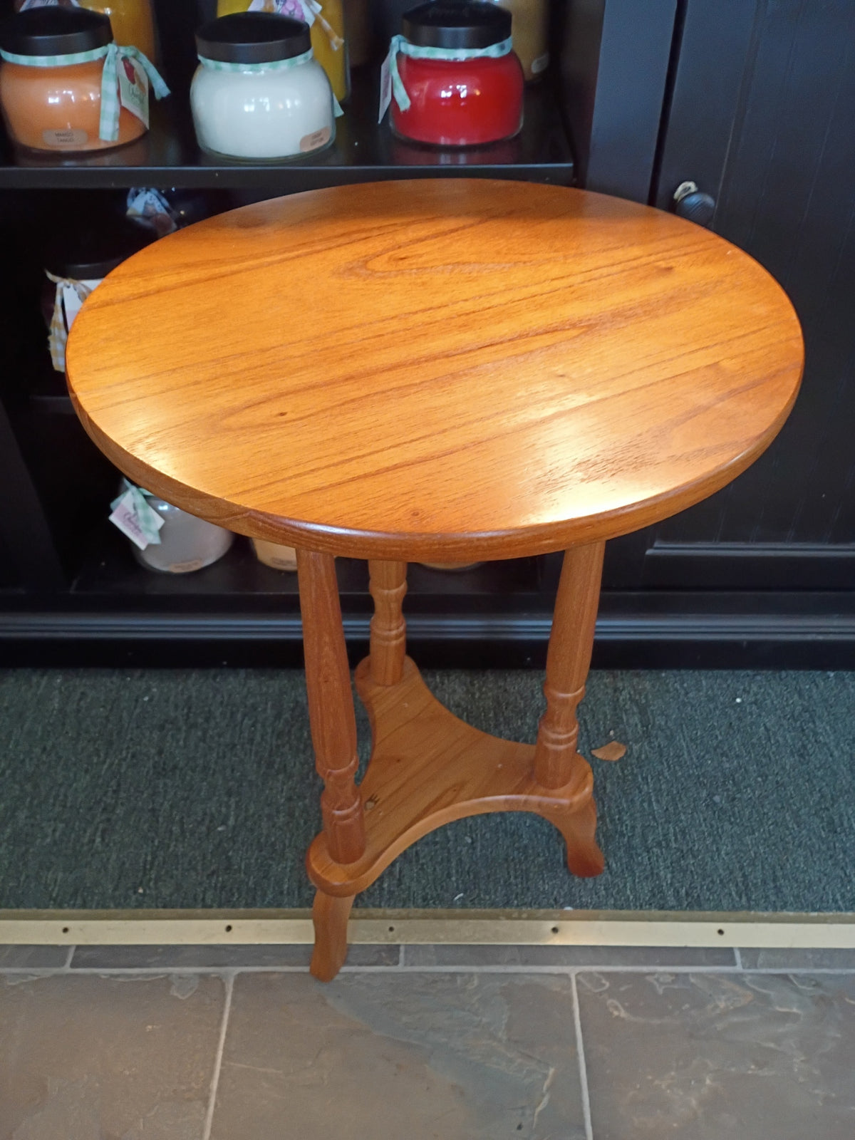 Consignment Table Oak, Round Side Table – New Leaf Consignment Plus