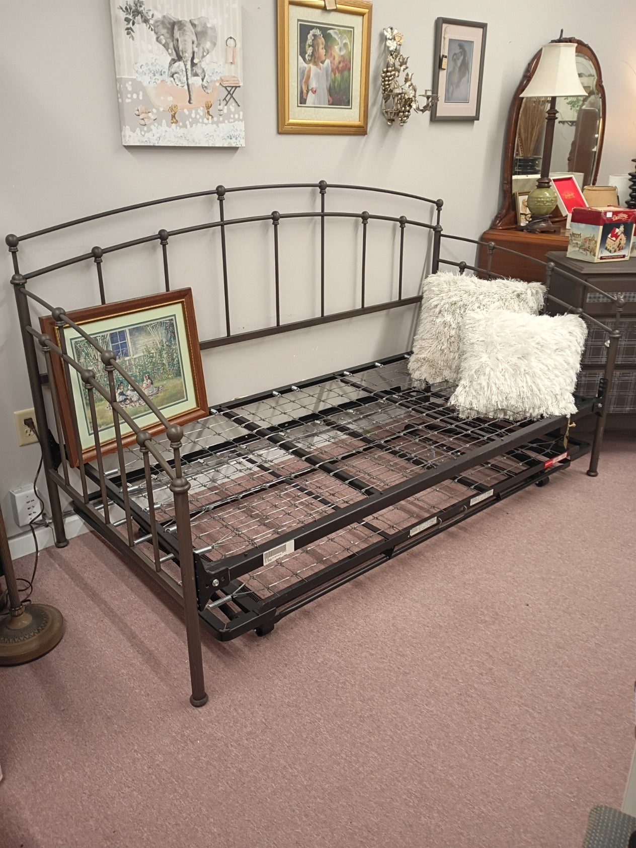 Daybed w/ Trundle