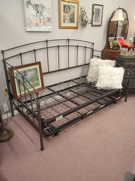 Daybed w/ Trundle