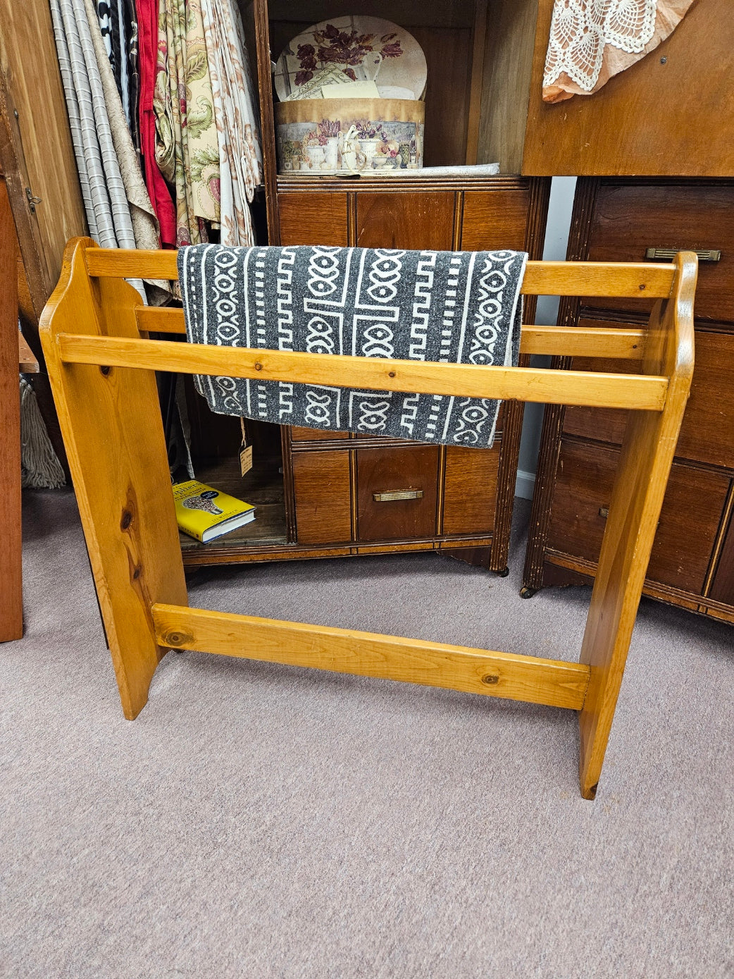 Consigment Rack Pine Quilt Rack – New Leaf Consignment Plus