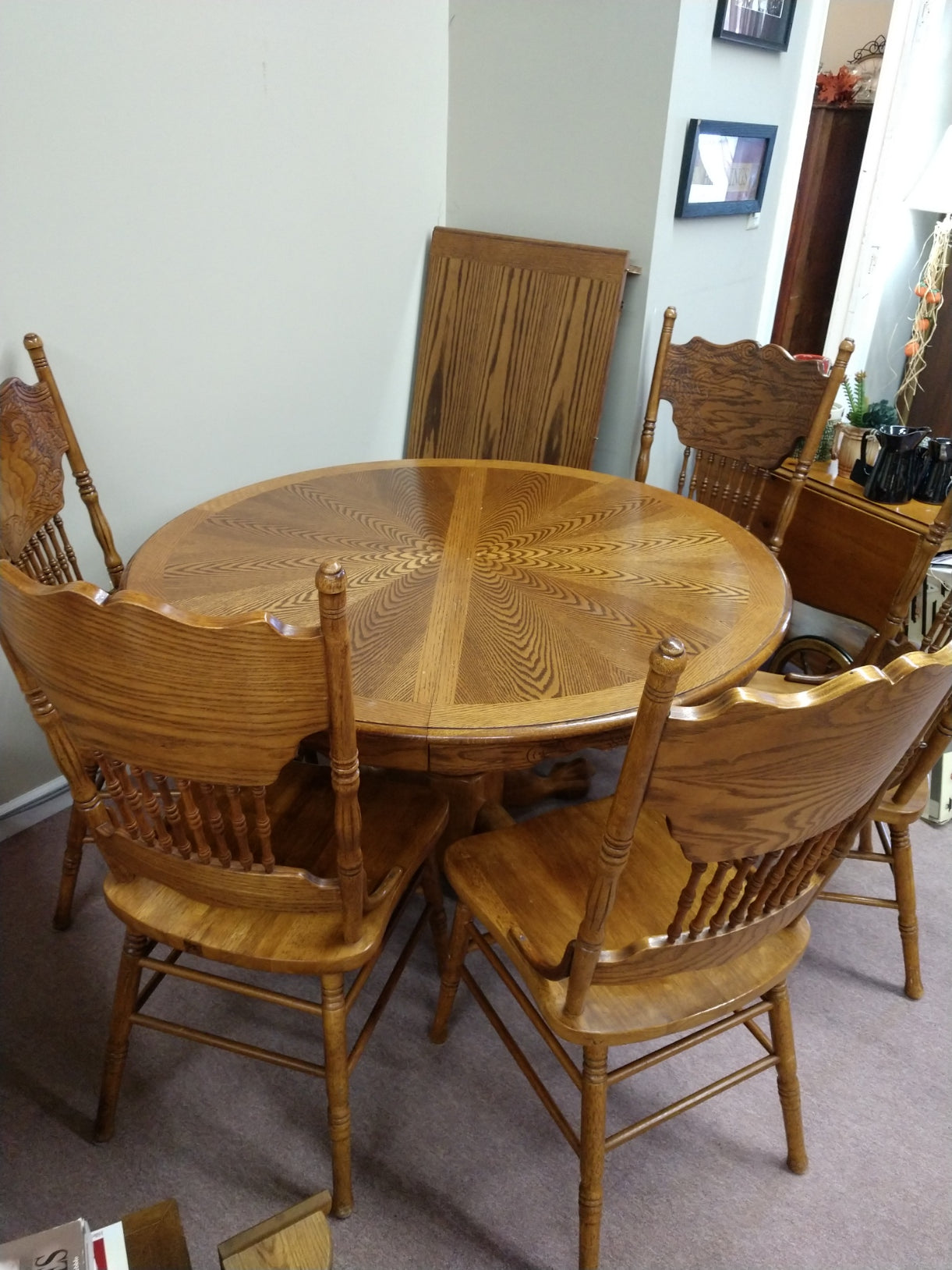 Oak Table w/ 5 Chairs and 1 Leaf