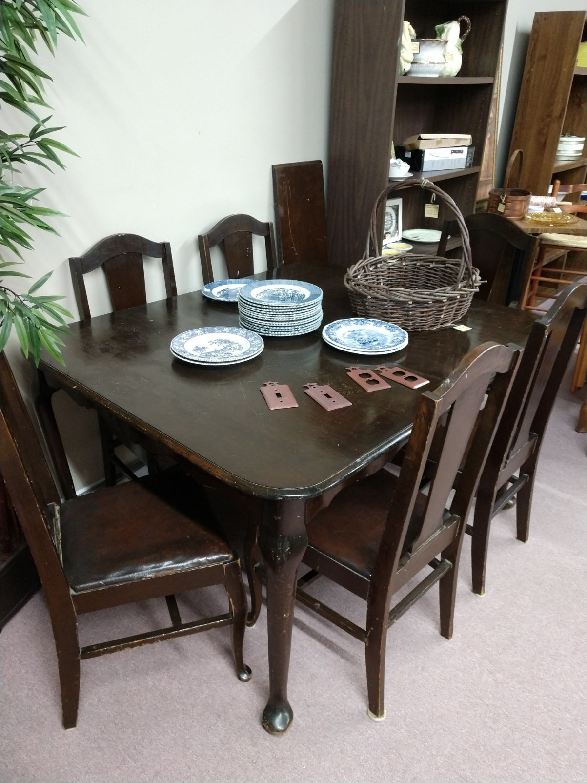 Vintage Table w/ 6 Chairs and 1 Leaf
